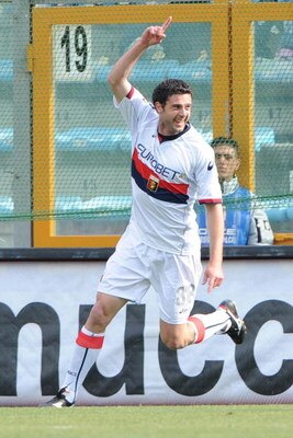 REGGIO CALABRIA, ITALY - APRIL 05: Thiago Motta of Genoa celebrates a goal during the Serie A match between Reggina and Genoa at the Stadio Granillo on April 05, 2009 in Reggio Calabria, Italy. (Photo by New Press/Getty Images)