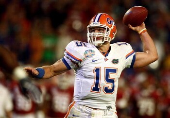 MIAMI - JANUARY 08:  Quarterback Tim Tebow #15 of the Florida Gators looks to pass against the Oklahoma Sooners in the FedEx BCS National Championship Game at Dolphin Stadium on January 8, 2009 in Miami, Florida.  (Photo by Donald Miralle/Getty Images)
