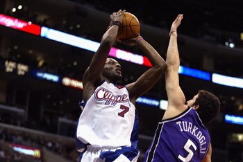 LOS ANGELES - JANUARY 18:   Lamar Odom #7 of the Los Angeles Clippers puts a shot up over Hidayet Turkoglu #5 of the Sacramento Kings on January 18, 2003 at Staples Center in Los Angeles, California. The Clippers won 112-107. NOTE TO USER: User expressly 