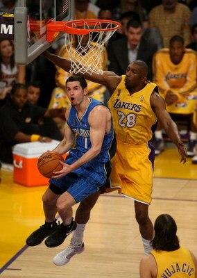 LOS ANGELES, CA - JUNE 04:  J.J. Redick #7 of the Orlando Magic goes to the basket past DJ Mbenga #28 of the Los Angeles Lakers in Game One of the 2009 NBA Finals at Staples Center on June 4, 2009 in Los Angeles, California. NOTE TO USER: User expressly a