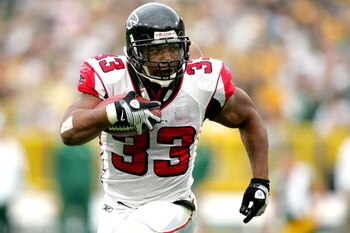 GREEN BAY, WI - OCTOBER 05:  Michael Turner #33 of the Atlanta Falcons carries the ball against the Green Bay Packers at Lambeu Field October 5, 2008 in Green Bay, Wisconsin.  (Photo by Matthew Stockman/Getty Images)