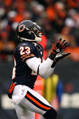 CHICAGO - NOVEMBER 09:  Devin Hester #23 of the Chicago Bears returns a kick against the Tennessee Titans at Soldier Field on November 9, 2008 in Chicago, Illinois. The Bears won 21-14.  (Photo by Jonathan Ferrey/Getty Images)