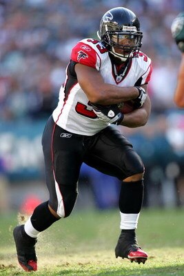 PHILADELPHIA - OCTOBER 26:  Michael Turner #33 of the Atlanta Falcons rushes with ball against the Philadelphia Eagles on October 26, 2008 at Lincoln Financial Field in Philadelphia, Pennsylvania.The Eagles defeated the Falcons 27-14.  (Photo by Chris Tro