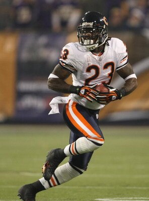 MINNEAPOLIS - DECEMBER 17: Devin Hester #23 of the Chicago Bears runs for a gain against the Minnesota Vikings at the Hubert H. Humphrey Metrodome on December 17, 2007 in Minneapolis, Minnesota. (Photo by Jonathan Daniel/Getty Images) 