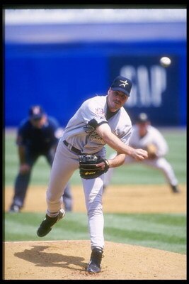 10 Aug 1997: Pitcher Darryl Kile of the Houston Astros throws a pitch during a game against the New York Mets at Shea Stadium in Flushing, New York. The Astros won the game 11-8.