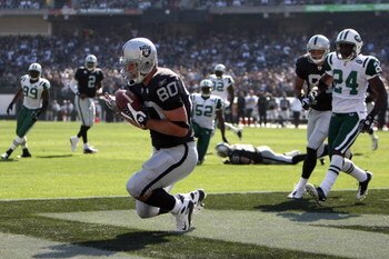 OAKLAND, CA - OCTOBER 19:  Zach Miller #80 of the Oakland Raiders catches a touchdown pass that was nullified due to a penalty during the game against the New York Jets on October 19, 2008 at the Oakland-Alameda County Coliseum in Oakland, California. (Ph