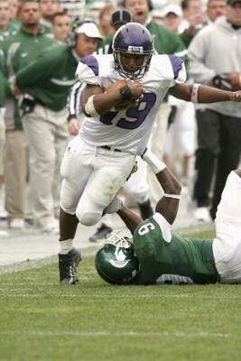 EAST LANSING, MI - OCTOBER 22:  Running back Tyrell Sutton #19 of the Northwestern Wildcats carries the ball against the Michigan State Spartans at Spartan Stadium on October 22, 2005 in East Lansing, Michigan. The Wildcats defeated the Spartans 49-14.  (