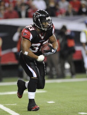 ATLANTA - NOVEMBER 23: Running back Michael Turner #33 of the Atlanta Falcons rushes upfield against the Carolina Panthers at the Georgia Dome on November 23, 2008 in Atlanta, Georgia.  (Photo by Al Messerschmidt/Getty Images) 