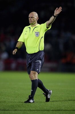 BORDEAUX, FRANCE - OCTOBER 18:  Referee Tom Henning in action during the UEFA Champions League Group C match between Bordeaux and Liverpool on October 18, 2006 at the Jacques Chaban Delmas stadium in Bordeaux, France.  (Photo by Jamie McDonald/Getty Image