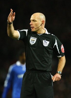 MANCHESTER, UNITED KINGDOM - JANUARY 11:  Referee Howard Webb gestures during the Barclays Premier League match between Manchester United and Chelsea at Old Trafford on January 11, 2009 in Manchester, England. (Photo by Alex Livesey/Getty Images)