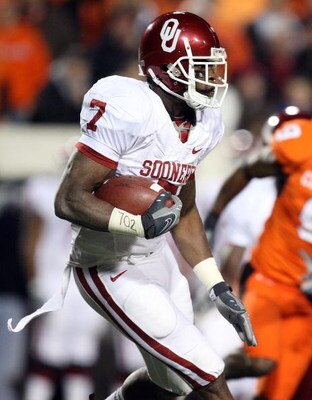 STILLWATER, OK - NOVEMBER 29:  Running back DeMarco Murray #7 of the Oklahoma Sooners runs the ball against the Oklahoma State Cowboys at Boone Pickens Stadium on November 29, 2008 in Stillwater, Oklahoma.  (Photo by Ronald Martinez/Getty Images)