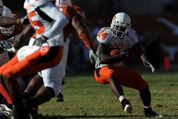 AUSTIN, TX - OCTOBER 25:  Running back Kendall Hunter #24 of the Oklahoma State Cowboys during play against the Texas Longhorns at Texas Memorial Stadium on October 25, 2008 in Austin, Texas.  (Photo by Ronald Martinez/Getty Images)