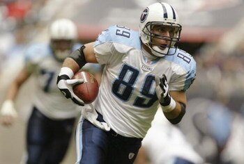 HOUSTON - DECEMBER 21:  Tight end Frank Wycheck #89 of the Tennessee Titans runs the ball during the game against the Houston Texans on December 21, 2003 at Reliant Stadium in Houston, Texas.  The Titans won 27-24.   (Photo by Brian Bahr/Getty Images)