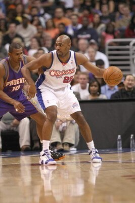 LOS ANGELES, CA - JANUARY 11:  Mardy Collins #25 of the Los Angeles Clippers drives the ball against Leandro Barbosa #10 of the Phoenix Suns on January 11, 2009 at Staples Center in Los Angeles, California.  The Suns won 109-103.   NOTE TO USER: User expr