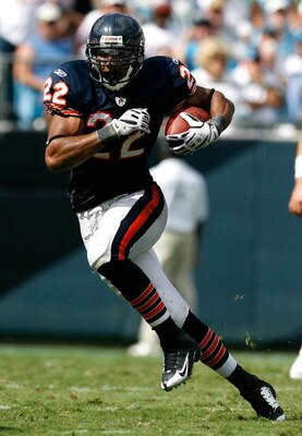 CHARLOTTE, NC - SEPTEMBER 14:  Running back Matt Forte #22 of the Chicago Bears rushes against the Carolina Panthers at Bank of America Stadium on September 14, 2008 in Charlotte, North Carolina.  (Photo by Kevin C. Cox/Getty Images)