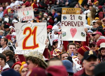 LANDOVER, MD - DECEMBER 02:  Fans of the Washington Redskins hold up signs honoring the late Sean Taylor prior to the game against the Buffalo Bills on December 2, 2007 at FedEx Field in Landover, Maryland.  (Photo by Jim McIsaac/Getty Images)