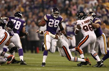 MINNEAPOLIS - NOVEMBER 30:  Adrian Peterson #28 of the Minnesota Vikings runs with the ball against of the Chicago Bears at the Metrodome on November 30, 2008 in Minneapolis, Minnesota.  (Photo by Jonathan Ferrey/Getty Images)