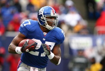 EAST RUTHERFORD, NJ - DECEMBER 07:  Brandon Jacobs #27 of the New York Giants runs against the Philadelphia Eagles during their game on December 7, 2008 at Giants Stadium in East Rutherford, New Jersey.  (Photo by Al Bello/Getty Images)