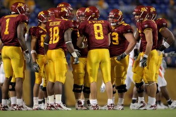 MINNEAPOLIS, MN - NOVEMBER 03:  Quarterback Adam Weber #8 of the Minnesota Golden Gophers runs the offensive huddle against the Illinois Fighting Illini at the Hubert H. Humphrey Metrodome on November 3, 2007 in Minneapolis, Minnesota. Illinois defeated M