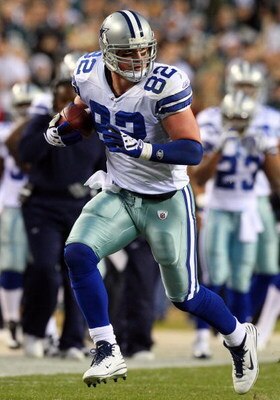 PHILADELPHIA - DECEMBER 28:  Jason Witten #82 of the Dallas Cowboys runs the ball against the Philadelphia Eagles on December 28, 2008 at Lincoln Financial Field in Philadelphia, Pennsylvania.  (Photo by Jim McIsaac/Getty Images)