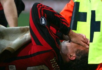 MILANO, ITALY - FEBRUARY 13:  Ronaldo of Milan stretchered off during the Serie A match between Milan and Livorno at the Stadio Meazza San Siro on February 13, 2008 in Milano, Italy. (Photo by New Press/Getty Images)