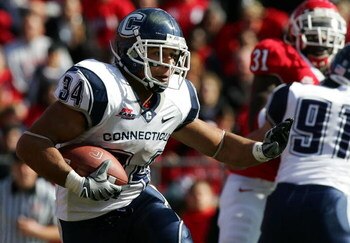 PISCATAWAY, NJ - OCTOBER 18:  Donald Brown #34 of the Connecticut Huskies runs the ball against the Rutgers Scarlet Knights at Rutgers Stadium on October 18, 2008 in Piscataway, New Jersey. Rutgers defeated Connecticut 12-10.  (Photo by Jim McIsaac/Getty 
