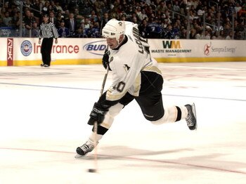 LOS ANGELES - NOVEMBER 1:  John LeClair #10 of the Pittsburgh Penguins puts a shot on goal against the Los Angeles Kings on November 1, 2006 at the Staples Center in Los Angeles, California.  (Photo by Noah Graham/Getty Images)