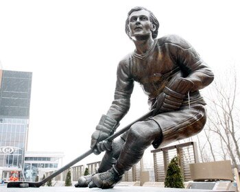MONTREAL- JANUARY 21:  A statue of Guy Lafleur in Centennial Plaza outside of the Bell Centre, on January 21, 2009 in Montreal, Quebec, Canada.  (Photo by Richard Wolowicz/Getty Images)