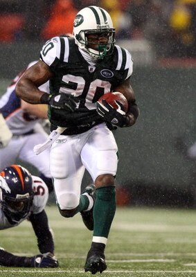 EAST RUTHERFORD, NJ - NOVEMBER 30:  Thomas Jones #20 of the New York Jets runs the ball against the Denver Broncos on November 30, 2008 at Giants Stadium in East Rutherford, New Jersey.  (Photo by Jim McIsaac/Getty Images)