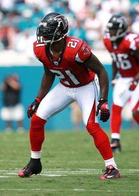 JACKSONVILLE, FL - SEPTEMBER 16:  Cornerback DeAngelo Hall #21 of the Atlanta Falcons defends against Jacksonville Jaguars the at Alltel Stadium on September 16, 2007 in Jacksonville, Florida. The Jaguars defeated the Falcons 13-7.  (Photo by Doug Benc/Ge