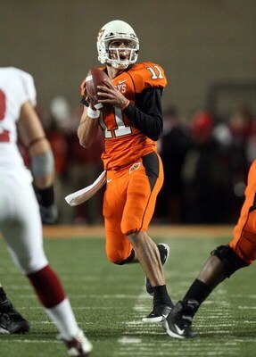 STILLWATER, OK - NOVEMBER 29:  Quarterback Zac Robinson #11 of the Oklahoma State Cowboys drops back to pass against the Oklahoma Sooners at Boone Pickens Stadium on November 29, 2008 in Stillwater, Oklahoma.  (Photo by Ronald Martinez/Getty Images)
