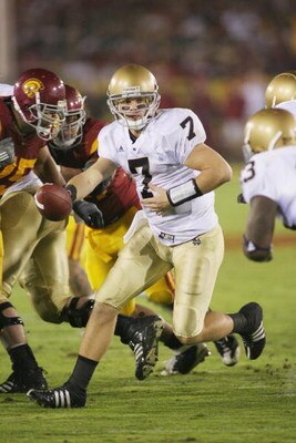LOS ANGELES - NOVEMBER 29:  Jimmy Clausen #7 of the Notre Dame Fighting Irish looks to hand off the ball against the USC Trojans on November 29, 2008 at the Los Angeles Memorial Coliseum in Los Angeles, California.  USC won 38-3.  (Photo by Jeff Golden/Ge