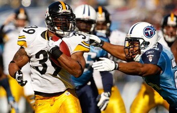 NASHVILLE, TN - DECEMBER 21:  Willie Parker #39 of the Pittsburgh Steelers runs with the ball agianst the Tennessee Titans during their game on December 21, 2008 at LP Field in Nashville, Tennessee.  (Photo by Streeter Lecka/Getty Images)