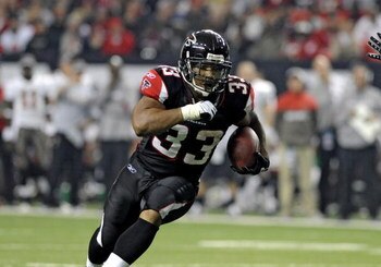 ATLANTA - DECEMBER 14: Running back Michael Turner #33 of the Atlanta Falcons rushes upfield against the Tampa Bay Buccaneers at the Georgia Dome on December 14, 2008 in Atlanta, Georgia. (Photo by Al Messerschmidt/Getty Images)