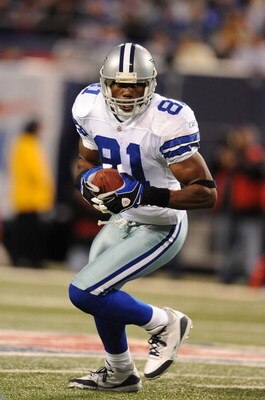 EAST RUTHERFORD, NJ - NOVEMBER 02: Terrell Owens #81of the Dallas Cowboys runs with the ball after a catch against the New York Giants during their game on November 2, 2008 at Giants Stadium in East Rutherford, New Jersey.  (Photo by Al Bello/Getty Images