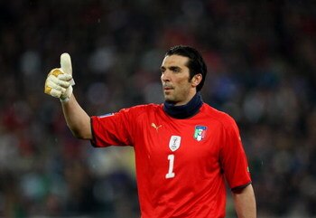 BARI, ITALY - APRIL 01:  Goalkeeper Gianluigi Buffon of Italy in action during the FIFA 2010 World Cup Qualifier between Italy and The Republic of Ireland in the Stadio San Nicola on April 1, 2009 in Bari, Italy.  (Photo by Richard Heathcote/Getty Images)