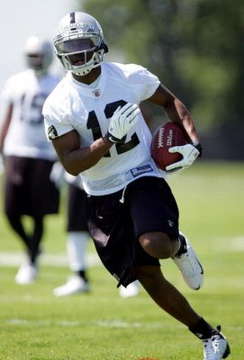 ALAMEDA, CA - MAY 08:  Darrius Heyward-Bey #12 of the Oakland Raiders runs drills during the Raiders minicamp at the team's permanent training facility on May 8, 2009 in Alameda, California.  (Photo by Ezra Shaw/Getty Images)