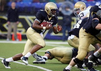 BALTIMORE - NOVEMBER 15:  Ricky Dobbs #4 of the Navy Midshipmen runs the ball against the Notre Dame Fighting Irish on November 15, 2008 at M&T Bank Stadium in Baltimore, Maryland. Notre Dame defeated Navy 27-21.  (Photo by Jim McIsaac/Getty Images)