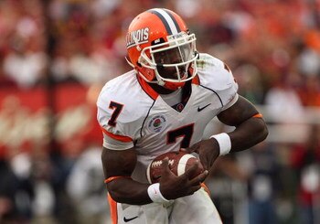 PASADENA, CA - JANUARY 01:  Juice Williams #7 of the Illinois Fighting Illini runs the ball against the USC Trojans during the Rose Bowl presented by Citi at the Rose Bowl on January 1, 2008 in Pasadena, California. The Trojans defeated the Illini 49-17. 
