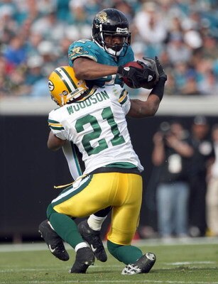 JACKSONVILLE, FL - DECEMBER 14:  Charles Woodson #21 of the Green Bay Packers attempts to tackle Maurice Jones-Drew #32 of the Jacksonville Jaguars during the game at Jacksonville Municipal stadium on December 14, 2008 in Jacksonville, Florida.  (Photo by