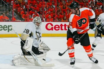 PHILADELPHIA - APRIL 25: Mike Knuble #22 of the Philadelphia Flyers is stopped by Marc-Andre Fleury #29 of the Pittsburgh Penguins during Game Six of the Eastern Conference Quarterfinal Round of the 2009 NHL Stanley Cup Playoffs at the Wachovia Center on 