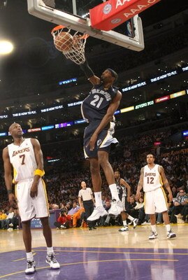 LOS ANGELES - APRIL 12: Hakim Warrick #21 of the Memphis Grizzlies dunks over Lamar Odom #7 of the Los Angeles Lakers on April 12, 2009 at Staples Center in Los Angeles, California. The Lakers won 92-75. NOTE TO USER: User expressly acknowledges and agree