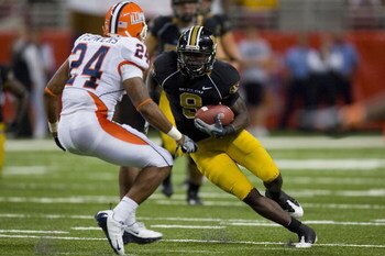 ST. LOUIS, MO - AUGUST 30: Jeremy Maclin #9 of the University of Missouri Tigers looks to get past Bo Flowers #24 of the University of Illinois Fighting Illini during the State Farm Arch Rivalry game at the Edward Jones Dome on August 30, 2008 in St. Loui