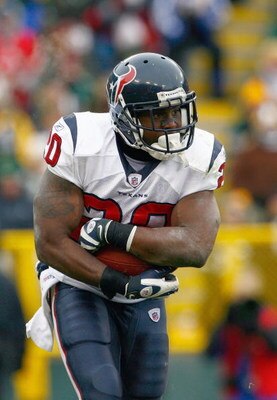 GREEN BAY - DECEMBER 7:  Steve Slaton #20 of the Houston Texans carries the ball during the game against the Green Bay Packers at Lambeau Field on December 7, 2008 in Green Bay, Wisconsin.  (Photo by: Jeff Gross/Getty Images) 