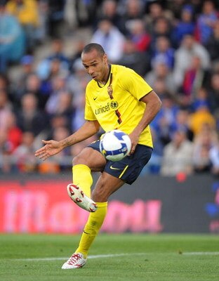GETAFE, SPAIN - APRIL 18:  Thierry Henry of Barcelona tries to lob the ball over the goalkeeper Vladimir Stojkovic during the La Liga match between Getafe and Barcelona at the Alfonso Perez stadium on April 18, 2009 in Getafe, Spain.  (Photo by Denis Doyl