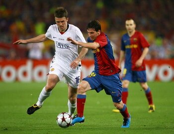 ROME - MAY 27:  Lionel Messi of Barcelona battles for the ball with Michael Carrick of Manchester United during the UEFA Champions League Final match between Barcelona and Manchester United at the Stadio Olimpico on May 27, 2009 in Rome, Italy.  (Photo by