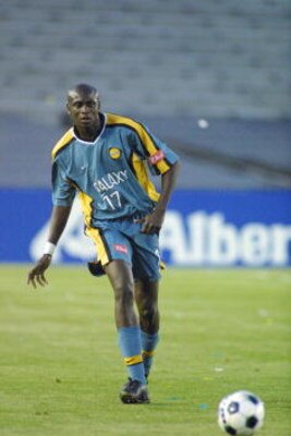 5 May 2001:  Ezra Hendrickson #17 of the Los Angeles Galaxy works upfield during the game with the Kansas City Wizards played at the Rose Bowl in Pasadena, California. The Galaxy defeated the Wizards 2-1 in overtime. DIGITAL IMAGE. Mandatory Credit: Scott