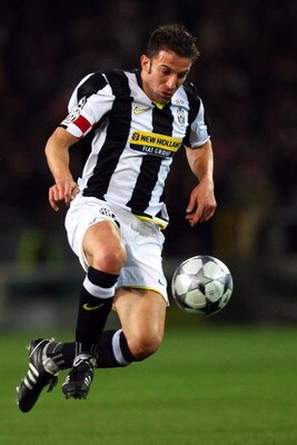 TURIN, ITALY - MARCH 10:  Alessandro Del Piero of Juventus controls the ball during the UEFA Champions League, First knock-out round, second leg match between Juventus and Chelsea at Stadio Olimpico di Torino on March 10, 2009 in Turin, Italy.  (Photo by 