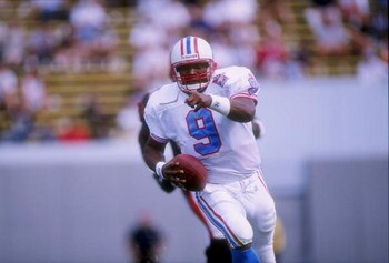 12 Oct 1997:  Quarterback Steve McNair of the Tennessee Oilers scrambles with the ball during a game against the Cincinnati Bengals at the Liberty Bowl in Memphis, Tennessee.  The Oilers won the game 30-7. Mandatory Credit: Craig Jones  /Allsport