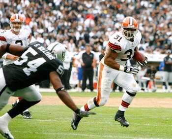 OAKLAND, CA - SEPTEMBER 23:  Running back Jamal Lewis #31 of the Cleveland Browns runs around linebacker Sam Williams #54 of the Oakland Raiders to score on a 1-yard run against in a 26-24 loss at McAfee Coliseum on September 23, 2007 in Oakand, Californi